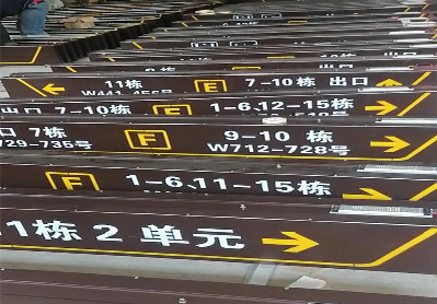 腾冲广告标识中，常见的几种安装方式。